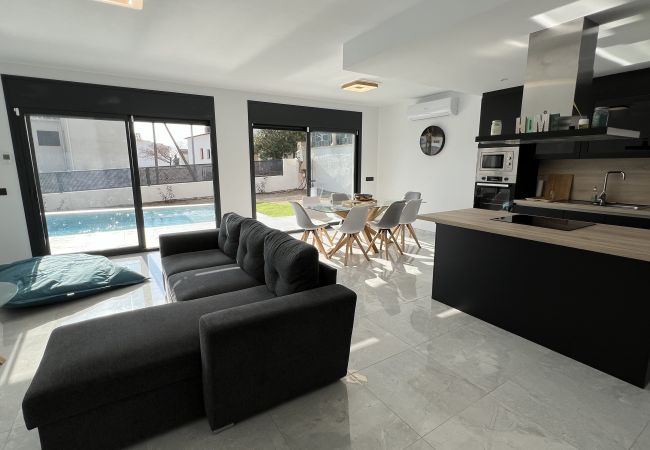 Casa en Rosas / Roses - Casa Moderna en Mas Bosca, Roses con piscina y jardín AV-67 Casa en Rosas / Roses - Casa Moderna en Mas Bosca, Roses con piscina y jardín AV-67