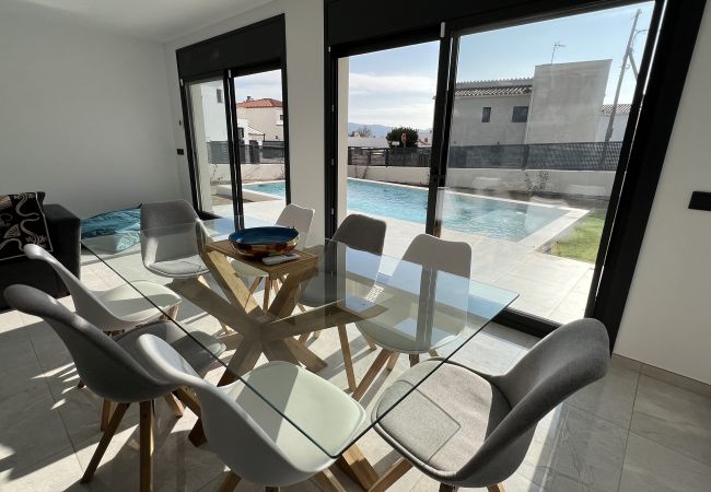 Casa en Rosas / Roses - Casa Moderna en Mas Bosca, Roses con piscina y jardín AV-67 Casa en Rosas / Roses - Casa Moderna en Mas Bosca, Roses con piscina y jardín AV-67
