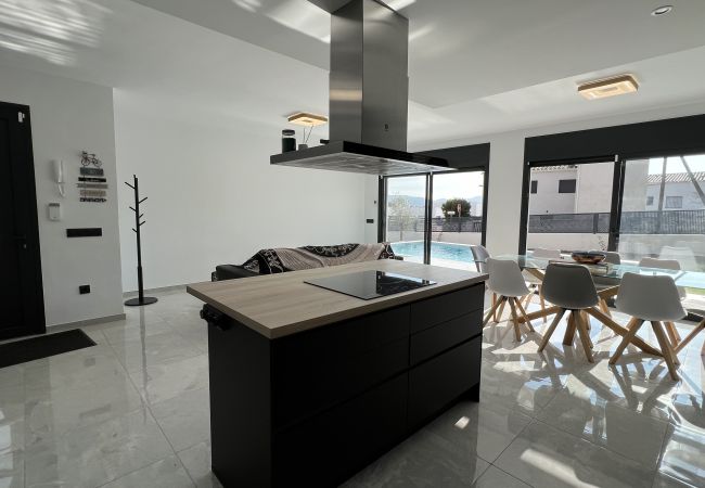 Casa en Rosas / Roses - Casa Moderna en Mas Bosca, Roses con piscina y jardín AV-67 Casa en Rosas / Roses - Casa Moderna en Mas Bosca, Roses con piscina y jardín AV-67