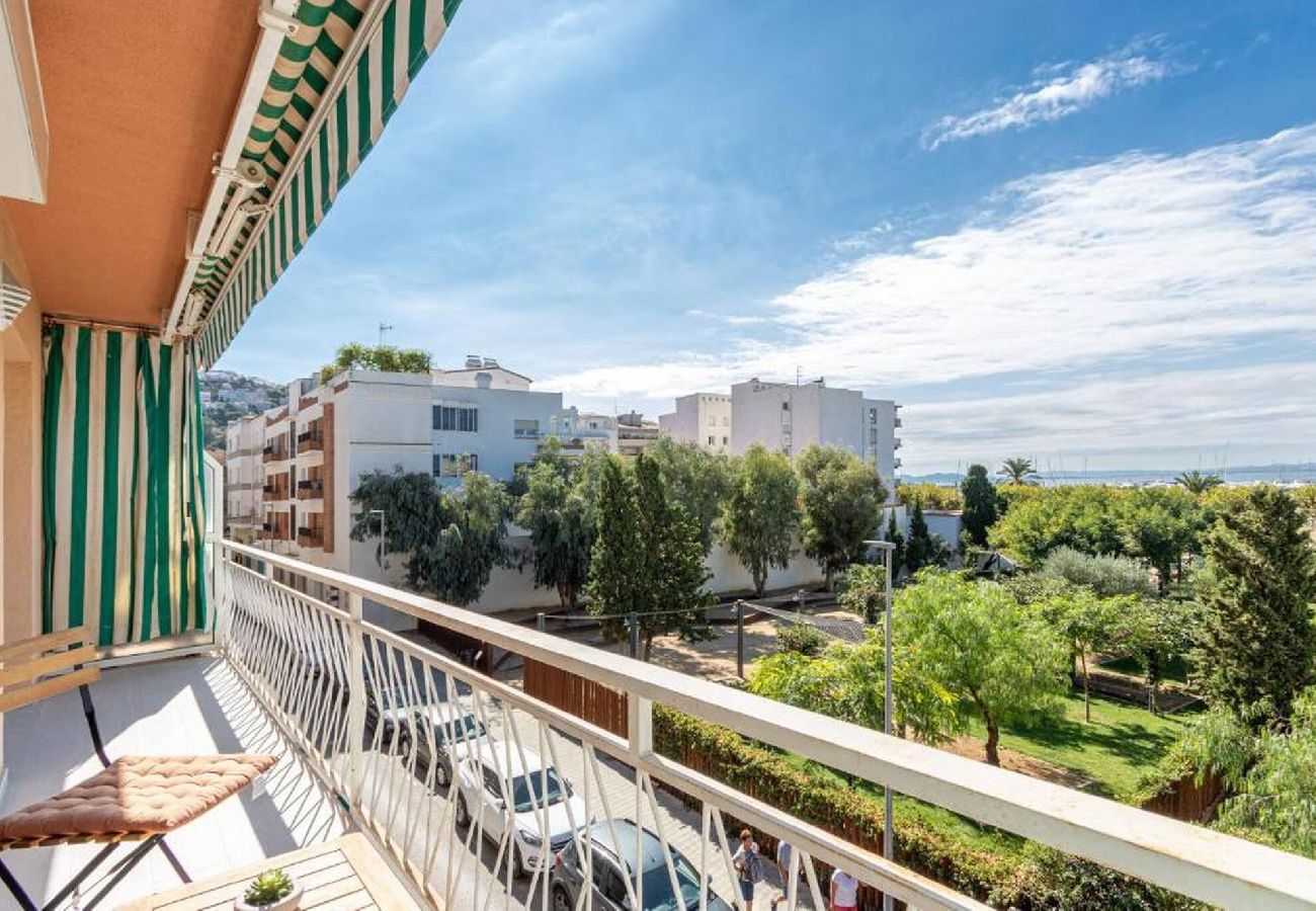 Apartment in Rosas / Roses - Flat in front of the sea in the centre of Roses AV-59 Apartment in Rosas / Roses - Flat in front of the sea in the centre of Roses AV-59