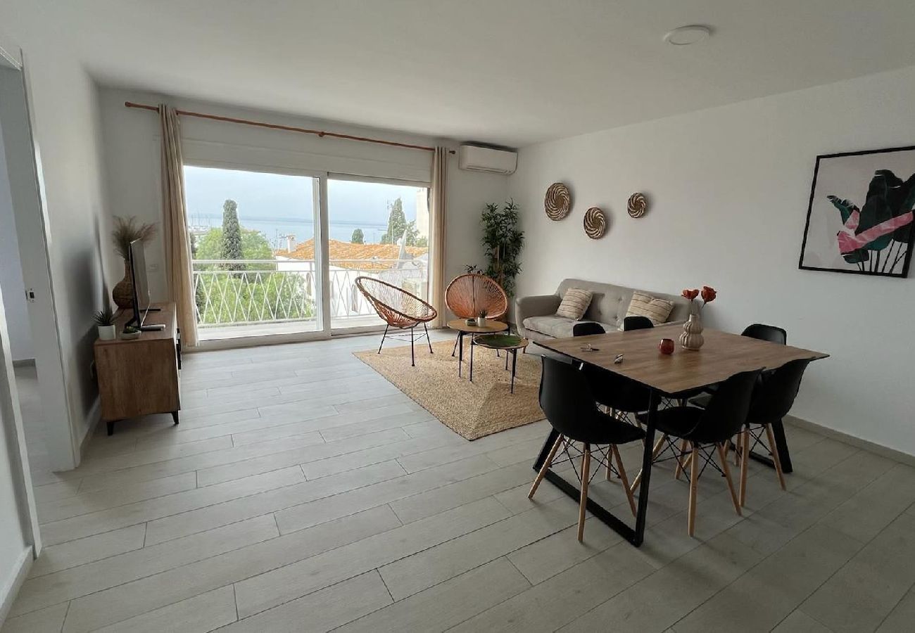 Apartment in Rosas / Roses - Flat in front of the sea in the centre of Roses AV-59 Apartment in Rosas / Roses - Flat in front of the sea in the centre of Roses AV-59