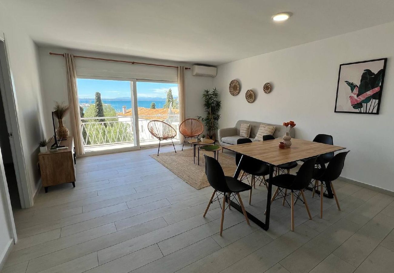 Apartment in Rosas / Roses - Flat in front of the sea in the centre of Roses AV-59 Apartment in Rosas / Roses - Flat in front of the sea in the centre of Roses AV-59
