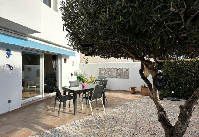  à Rosas / Roses - Bel appartement avec grande terrasse, piscine commune et place de parking. AV-08